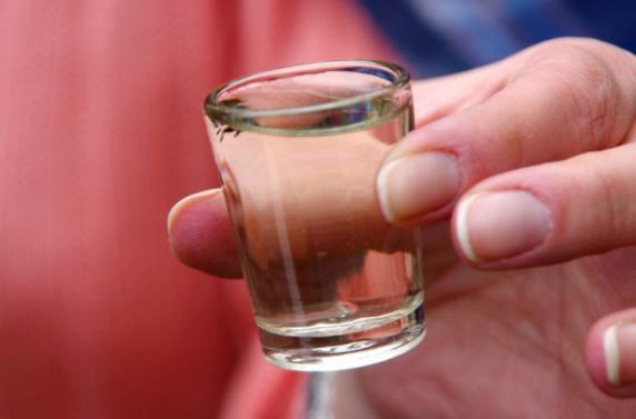 哪些人群不适合喝白酒？正确喝白酒有哪些益处？