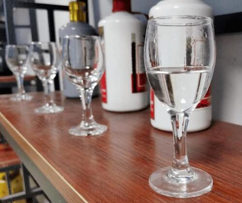 一比一复刻飞天茅台酒：品鉴传统与匠心